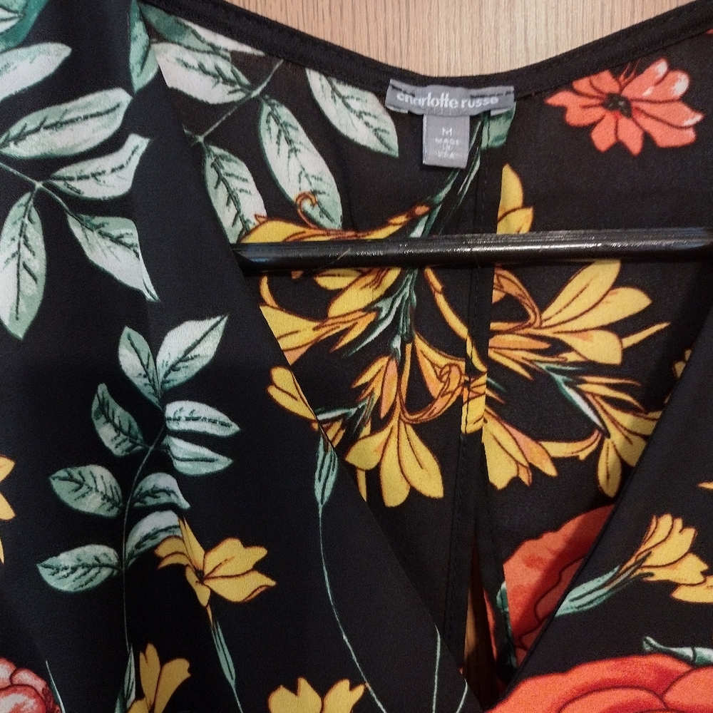 charlotte russe M 🖤 ♥️ Roses Bold V-neck Open back Midriff Bell Sleeve - Picture 6 of 11
